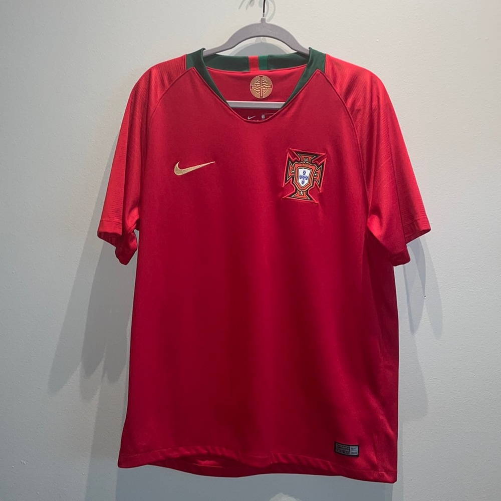 Nike Portugal 2018/20 Football jersey. Ronaldo number 7. Mens large. Worn once.